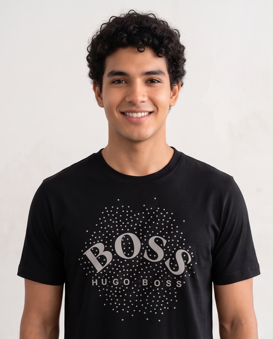Vista cercana de camiseta negra BOSS en modelo