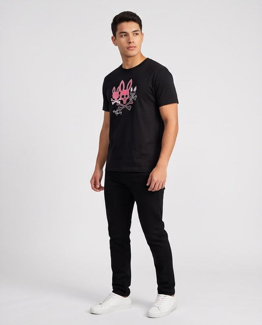 Camiseta negra Psycho Bunny triple conejo, modelo de cuerpo completo