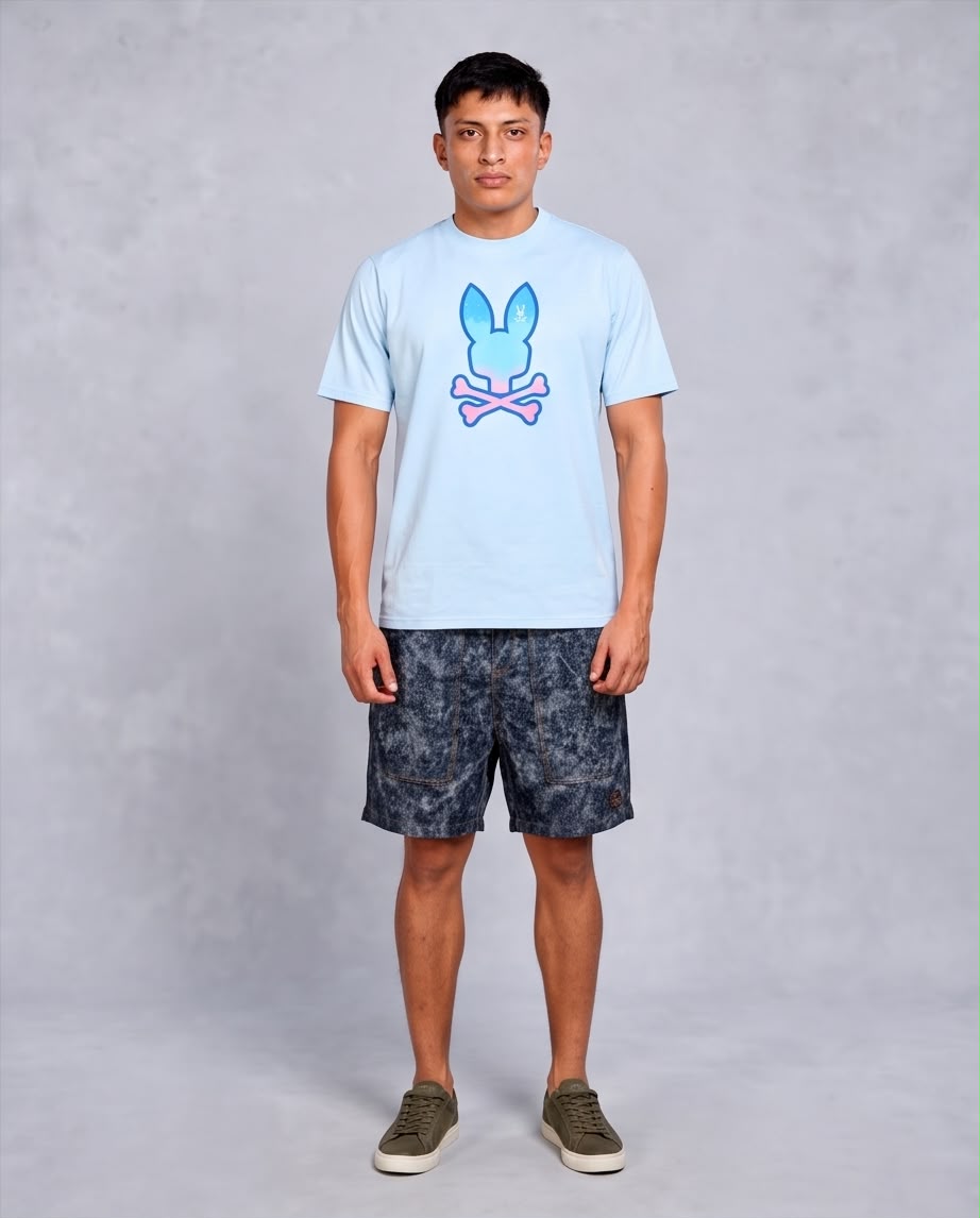 Camiseta azul claro Psycho Bunny, modelo de cuerpo completo