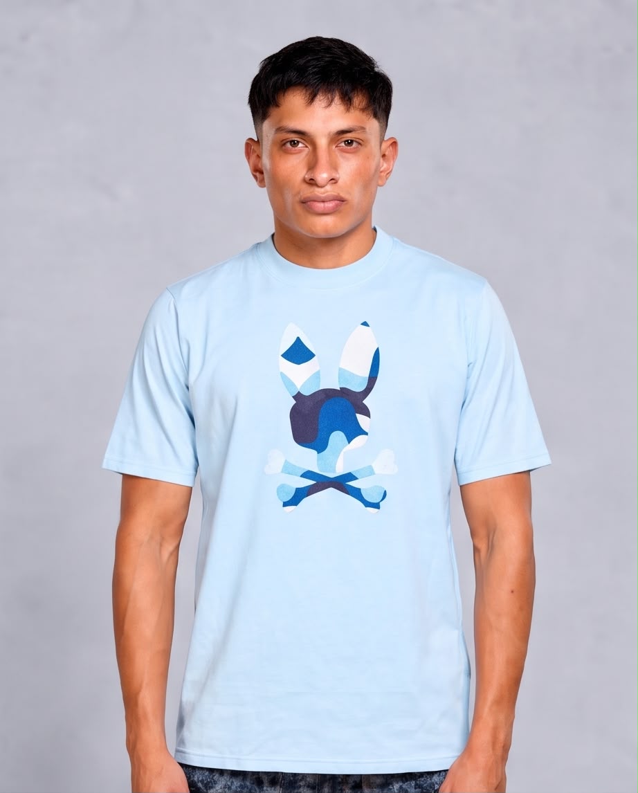 Camiseta azul claro con conejo abstracto azul y blanco, vista frontal