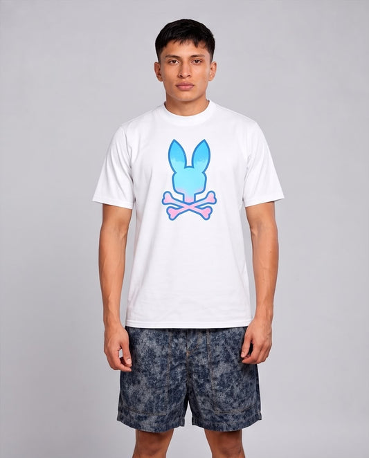 Camiseta blanca con conejo degradado azul y rosa, modelo de pie