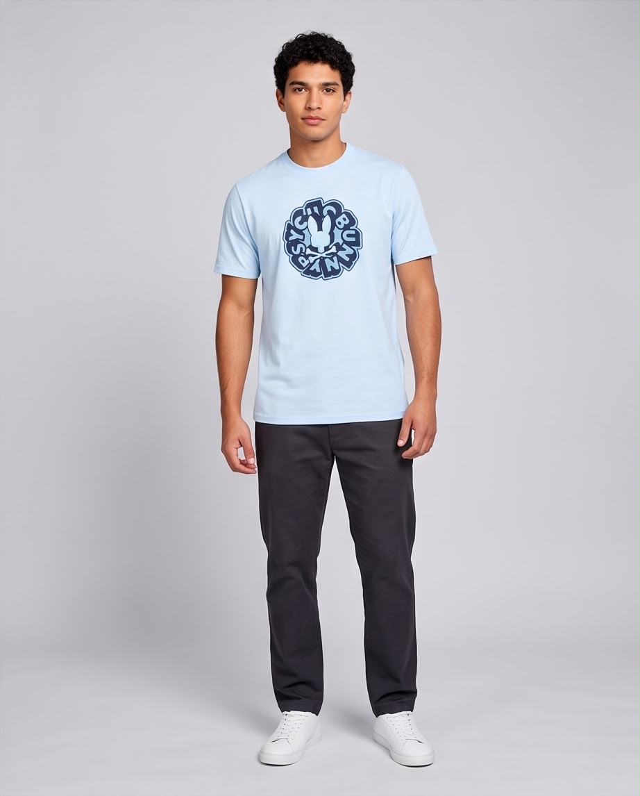Camiseta azul claro Psycho Bunny letras circulares, modelo de cuerpo completo
