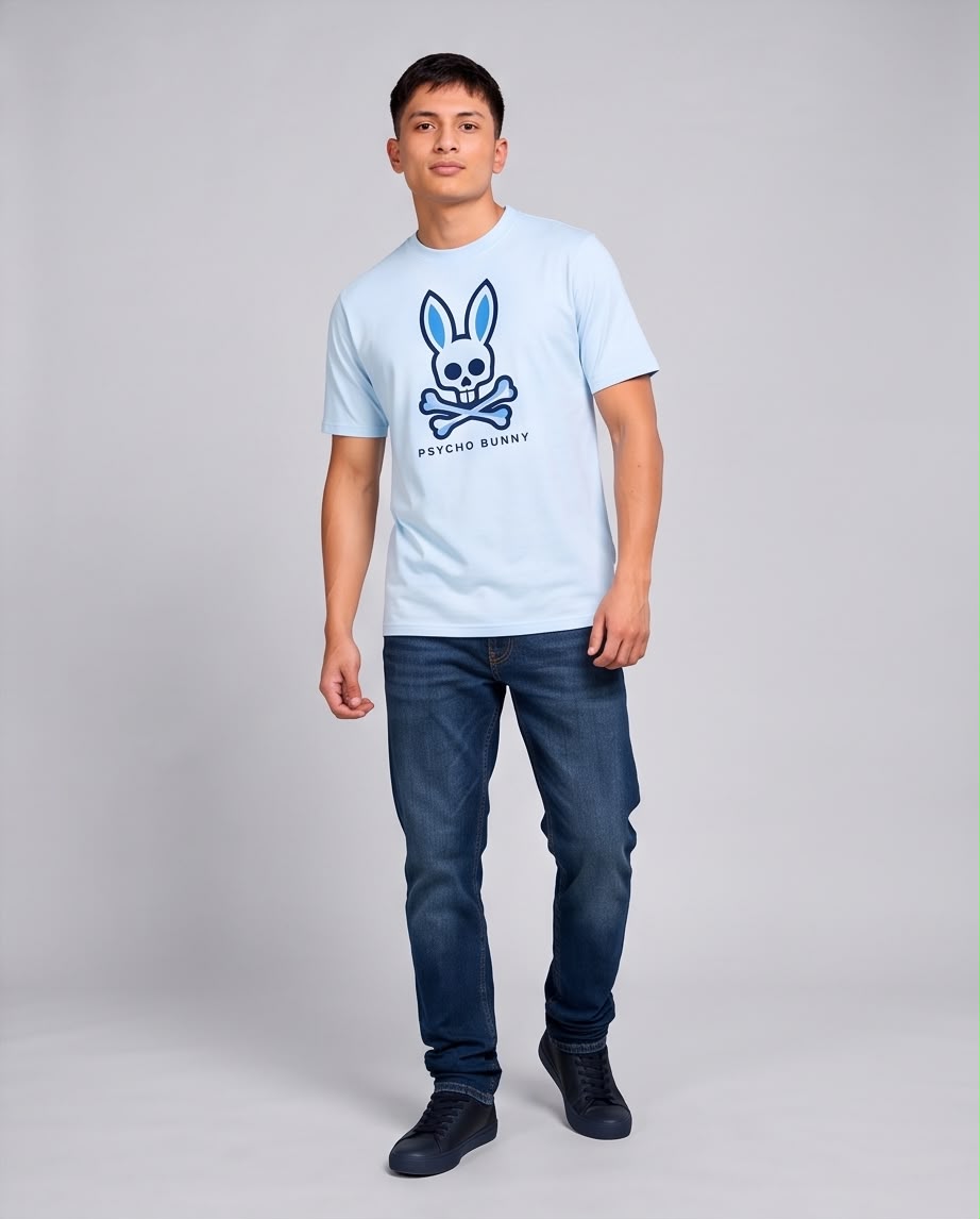 Camiseta azul claro Psycho Bunny calavera, modelo de cuerpo completo