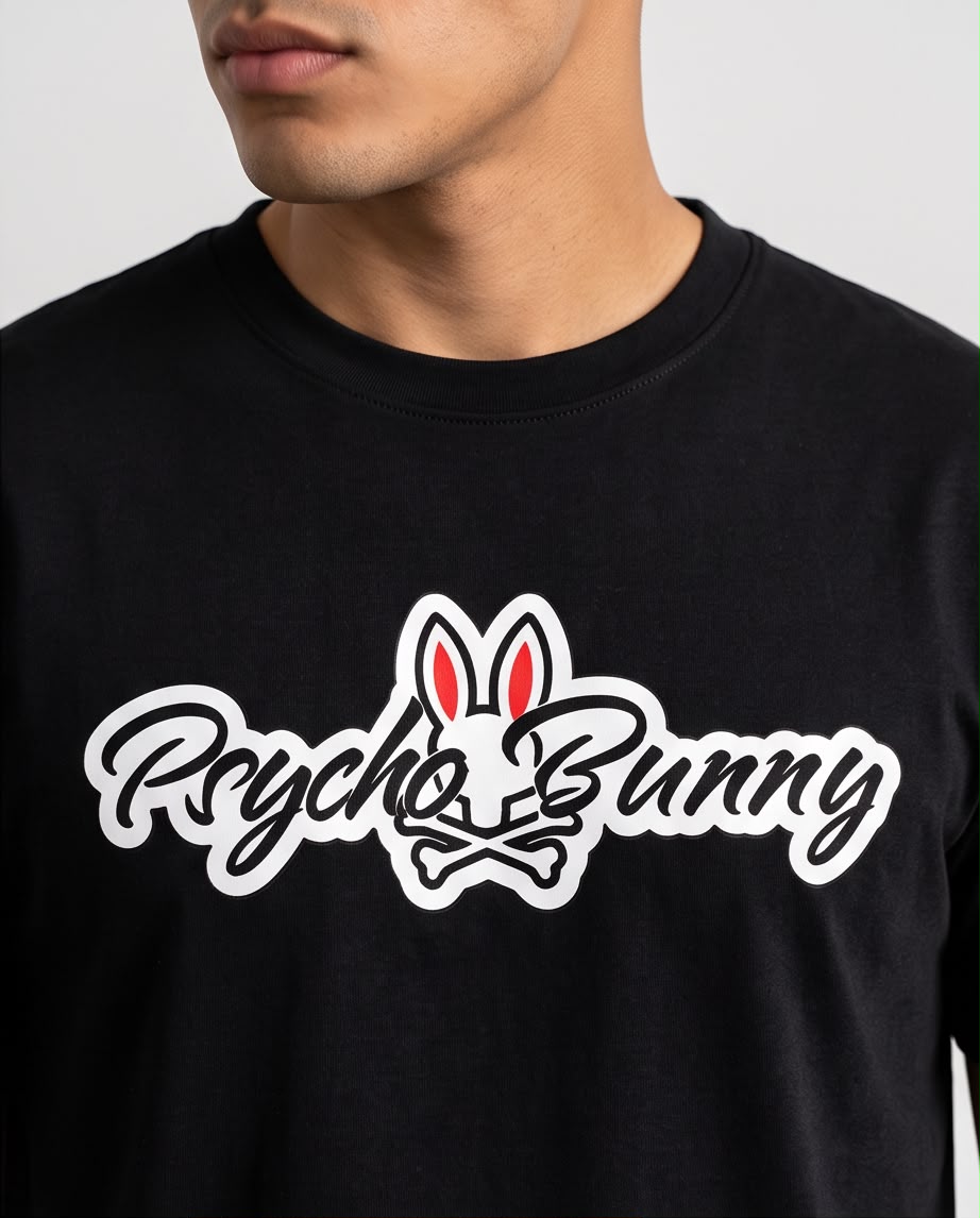Camiseta negra Psycho Bunny Script, vista en ángulo