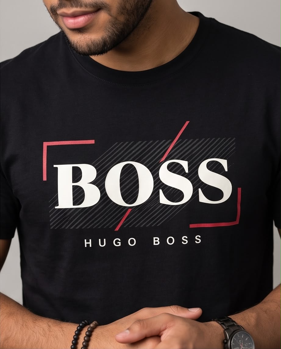 Camiseta negra BOSS geométrica, vista en ángulo