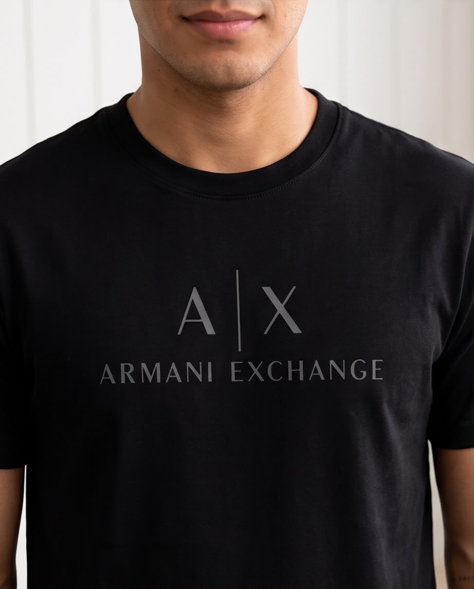 Camiseta negra Armani Exchange A|X logo gris, vista frontal