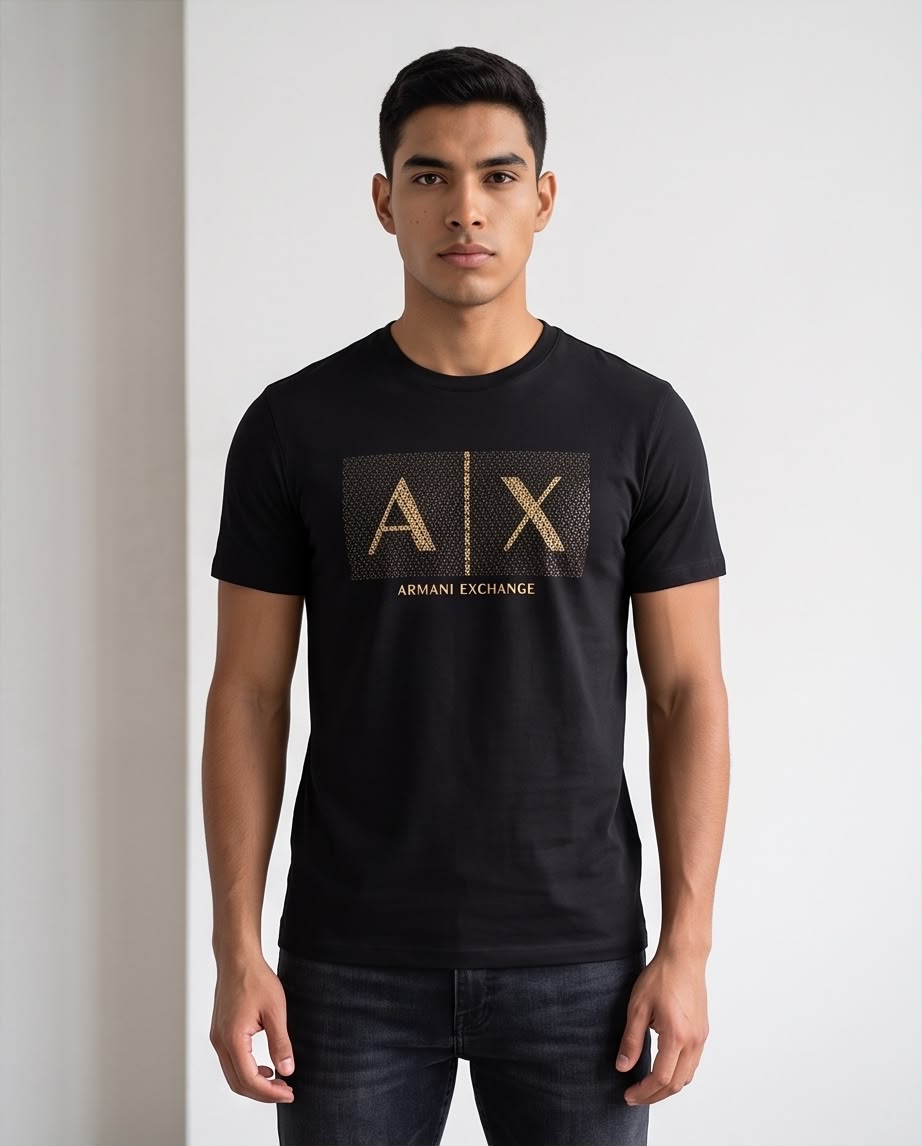 Camiseta negra Armani Exchange A|X geométrica dorada, vista completa