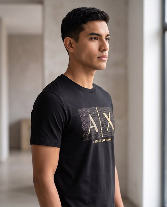 Camiseta negra Armani Exchange A|X geométrica dorada, vista frontal