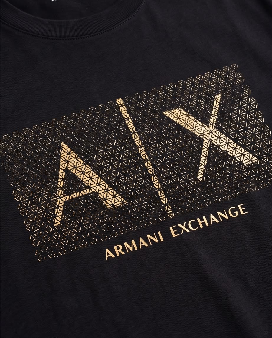 Camiseta negra Armani Exchange A|X geométrica dorada, vista lateral