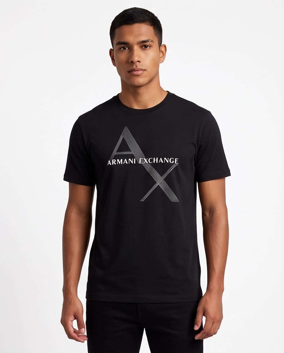 Camiseta negra Armani Exchange AX diagonal, vista en ambiente interior