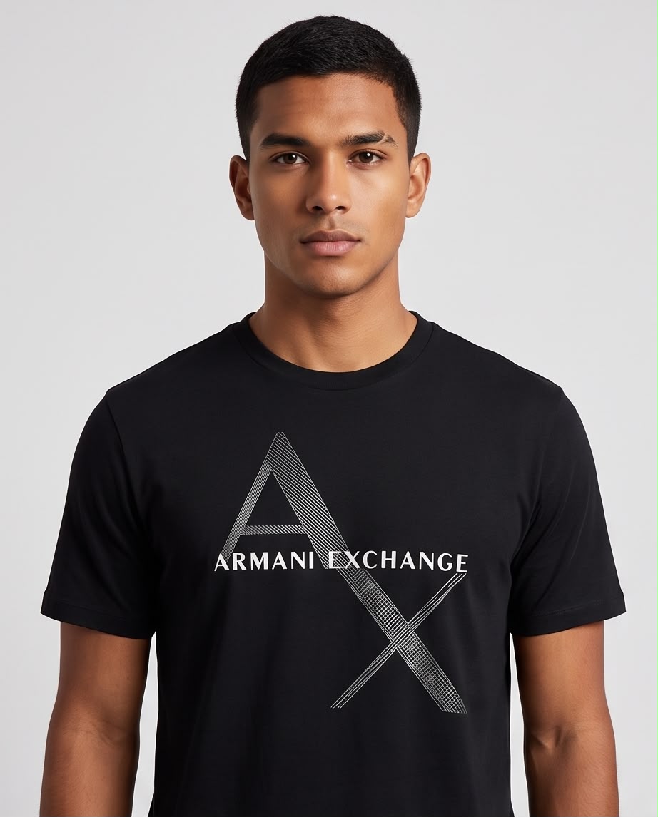 Detalle de letras AX con líneas finas y texto Armani Exchange