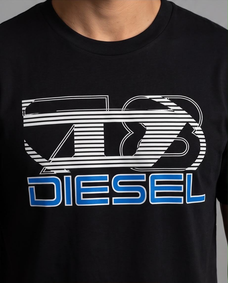 Vista cercana de camiseta negra Diesel 78 blanco y azul