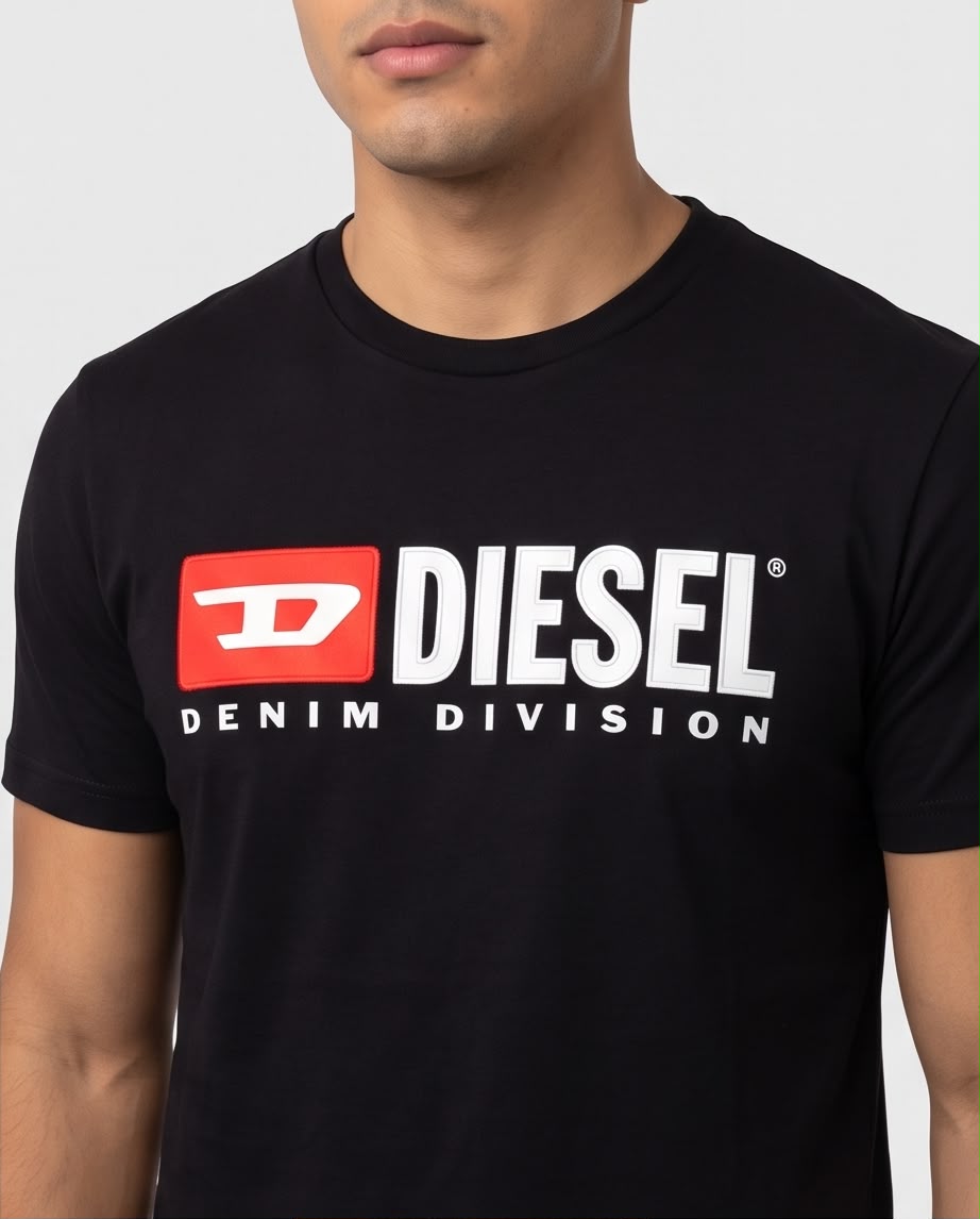Detalle del logo Diesel Denim Division rojo y blanco