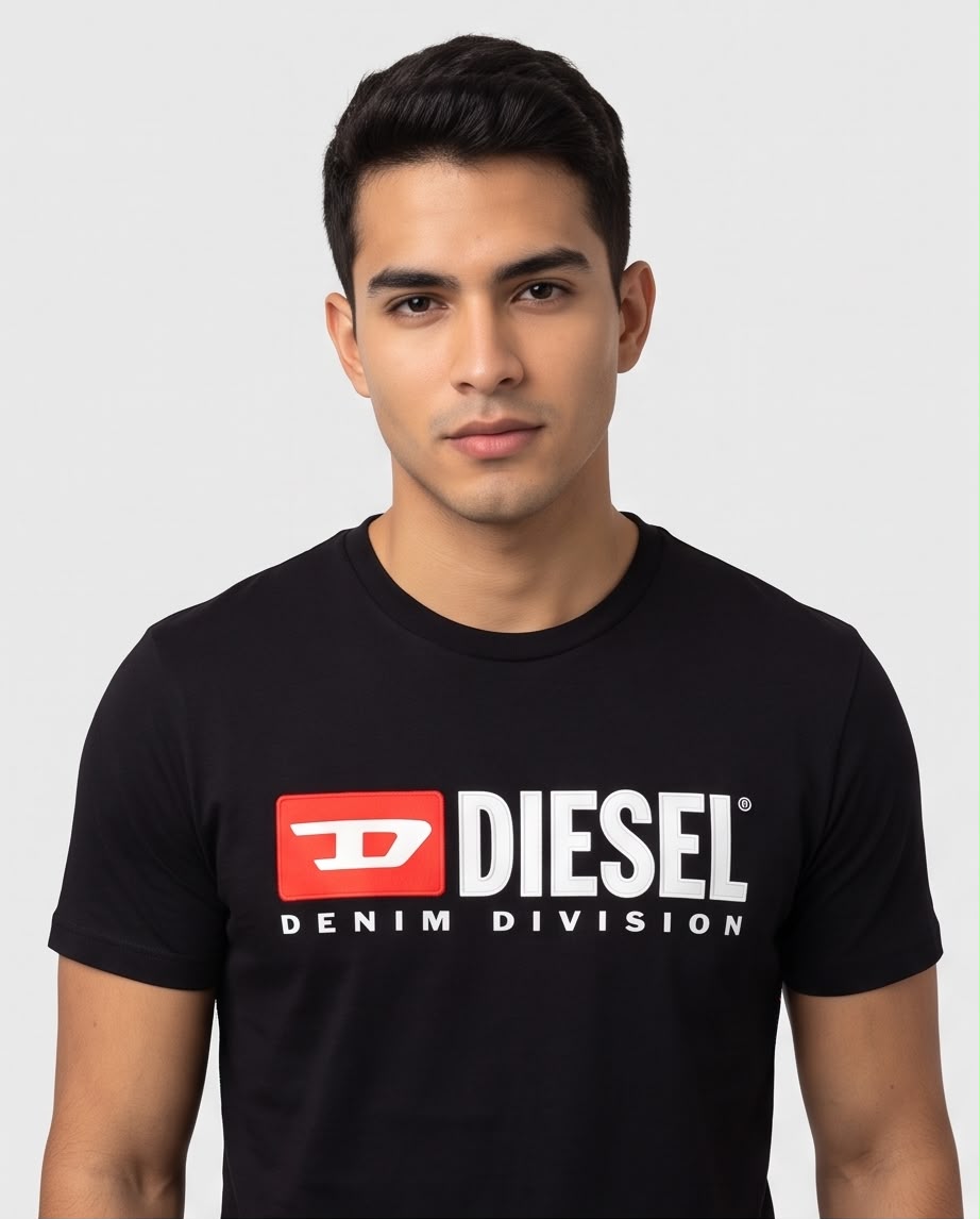 Vista cercana frontal de camiseta negra Diesel Denim Division