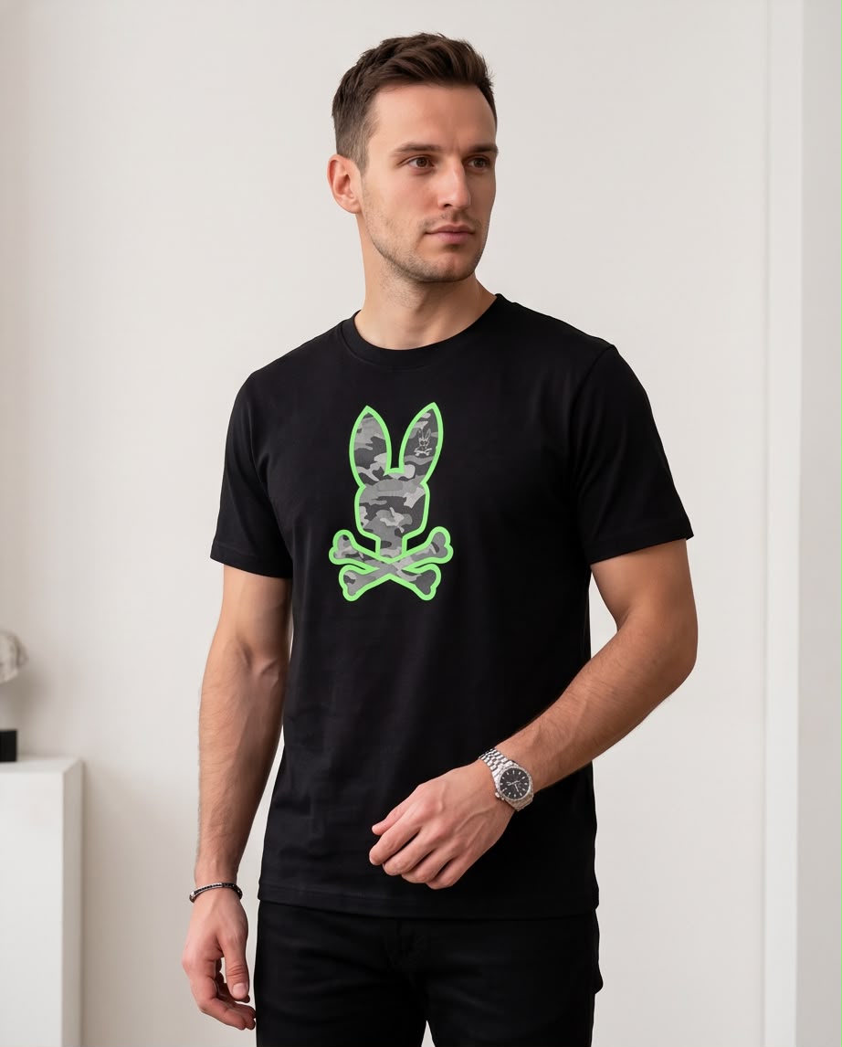 Camiseta negra Psycho Bunny camuflado gris neón, vista de tres cuartos