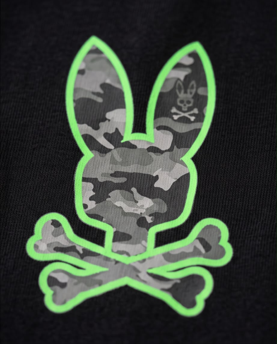 Camiseta negra Psycho Bunny camuflado gris contorno verde neón en modelo