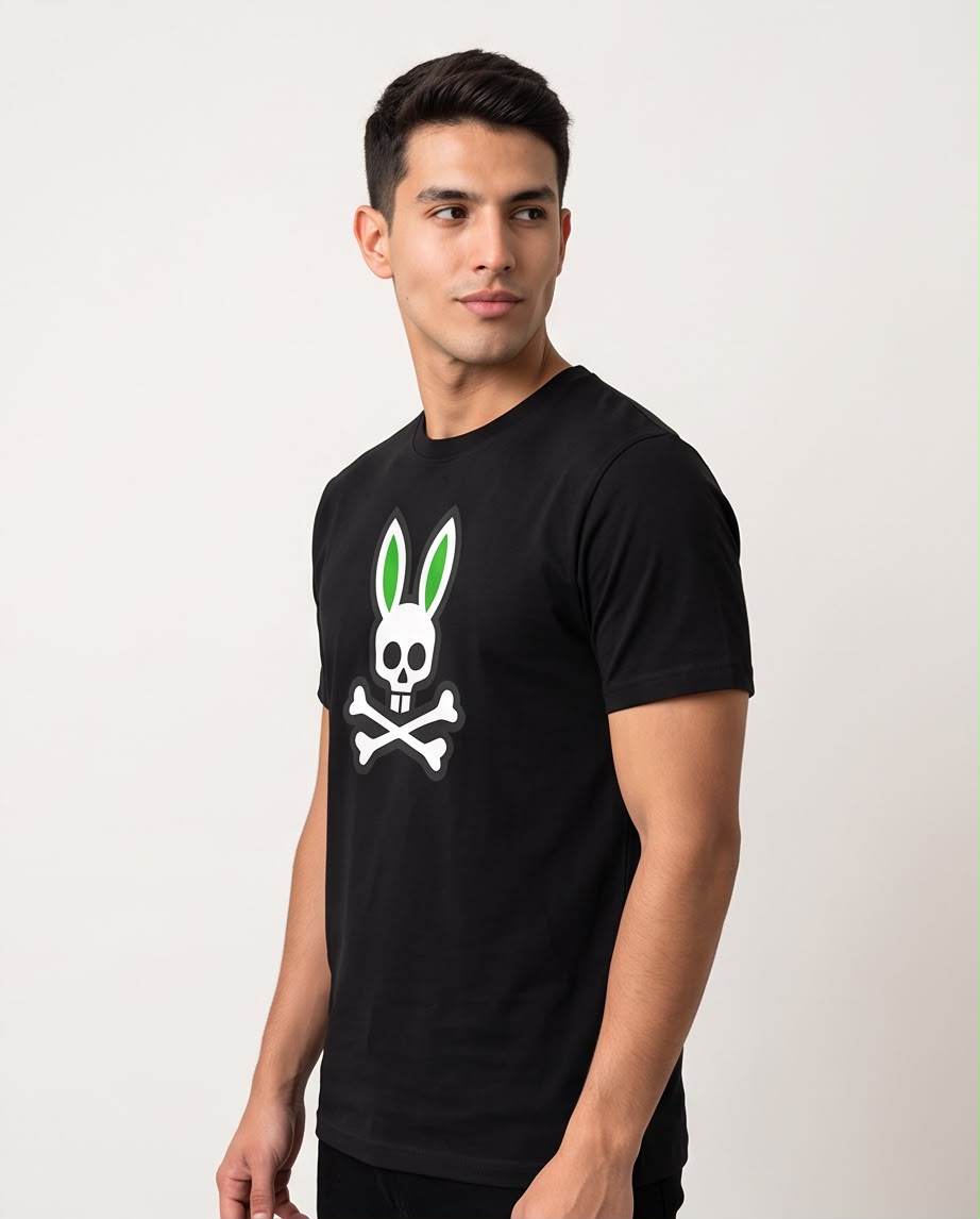 Camiseta negra Psycho Bunny orejas verdes en modelo