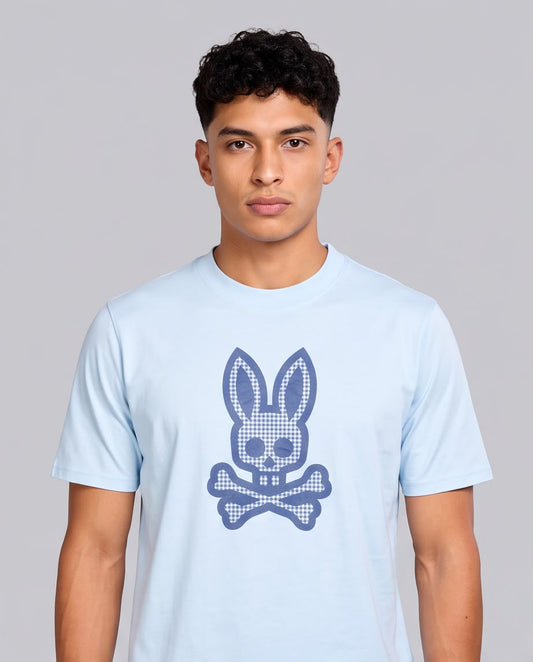 Detalle del conejo a cuadros blancos y azules sobre camiseta azul claro