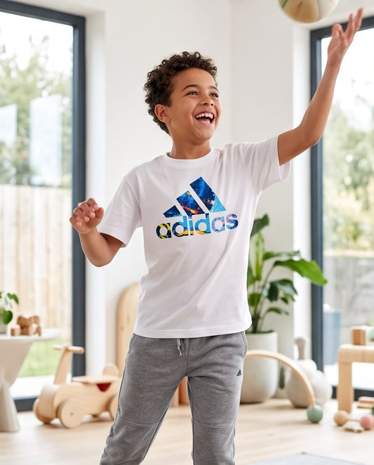 Camiseta Niño Adidas Logo Multicolor Blanca Semi Oversize