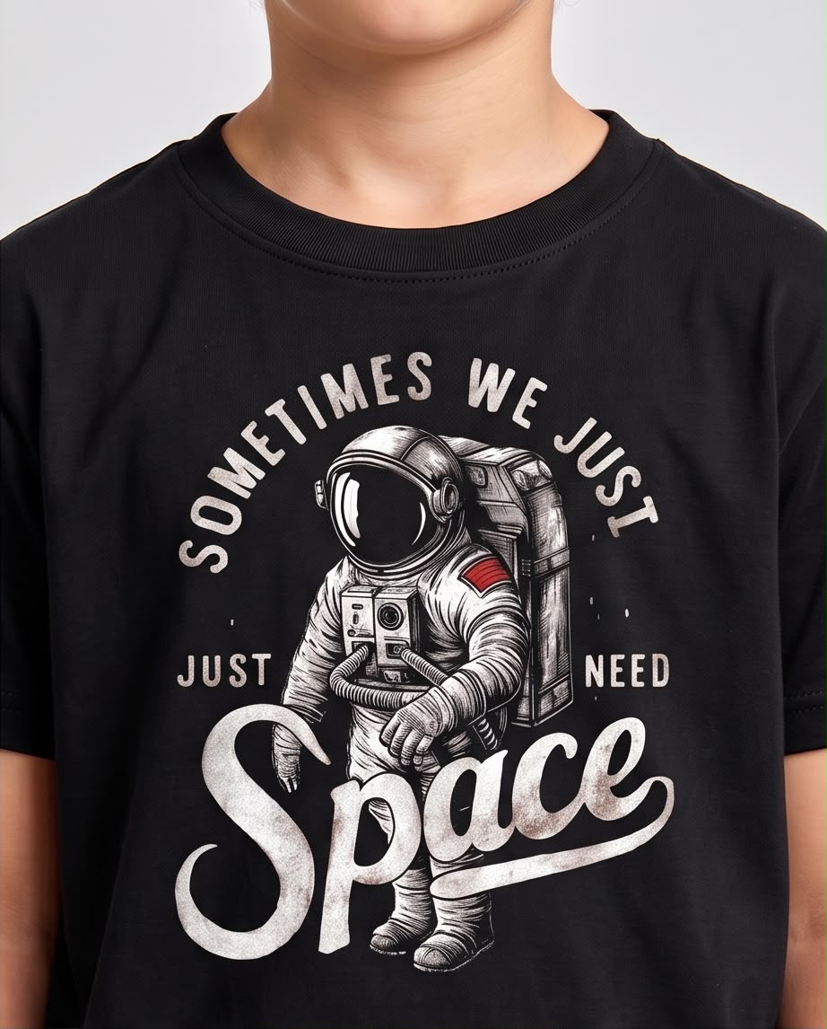 Camiseta Niño Sometimes We Just Need Space Astronauta Negra Semi Oversize