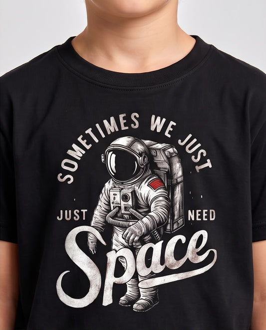 Camiseta Niño Sometimes We Just Need Space Astronauta Negra Semi Oversize