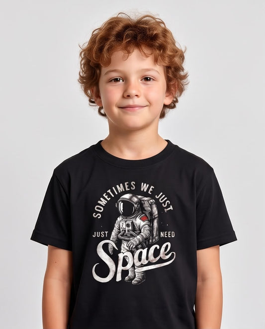 Camiseta Niño Sometimes We Just Need Space Astronauta Negra Semi Oversize