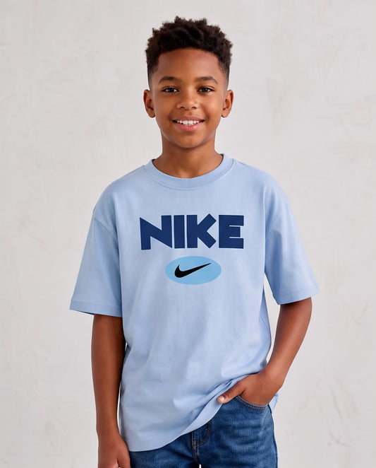 Camiseta Niño Nike Logo Óvalo Azul Cielo Semi Oversize