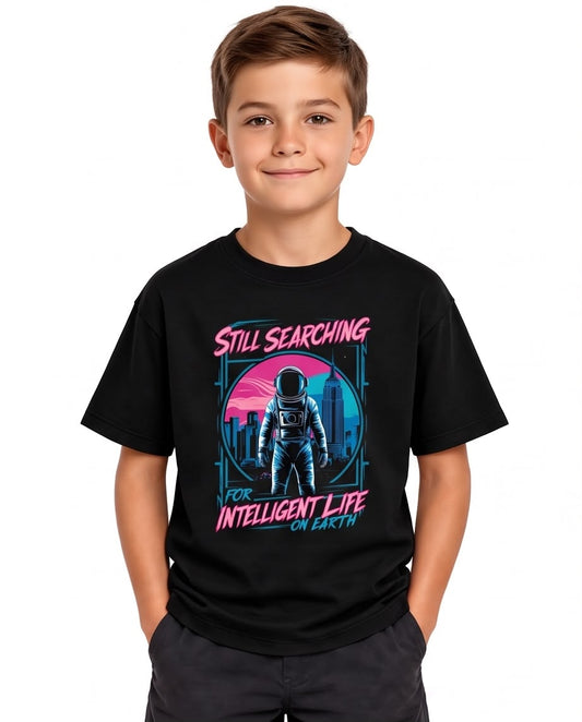 Camiseta Niño Still Searching Astronauta Negra Semi Oversize