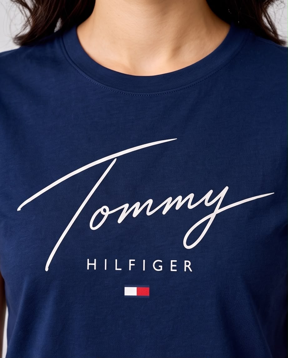 Camiseta Tommy Hilfiger Firma Blanca Azul Navy, modelo con taza