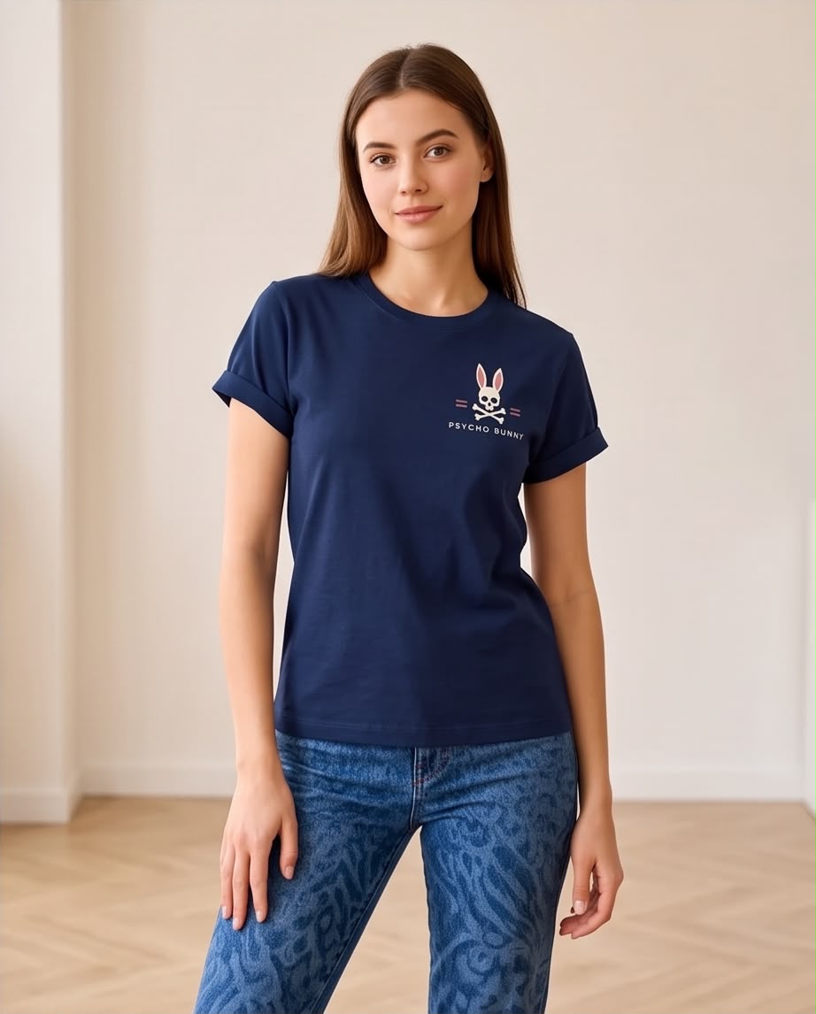 Camiseta Psycho Bunny Logo Pequeño Azul Navy combinada con jeans