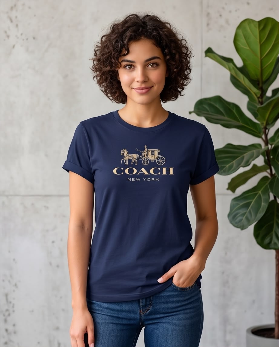Camiseta Coach New York Azul Navy combinada con jeans oscuros