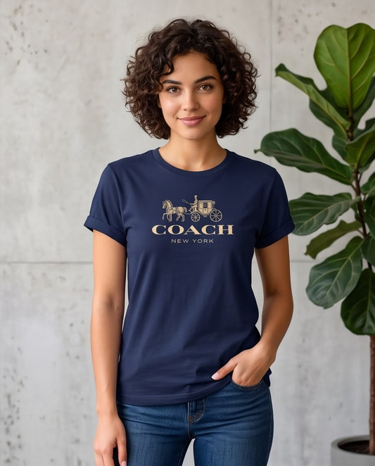 Camiseta Coach New York Azul Navy combinada con jeans oscuros