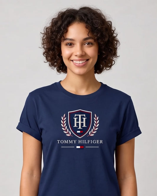 Camiseta Tommy Hilfiger Azul Navy, modelo apoyada