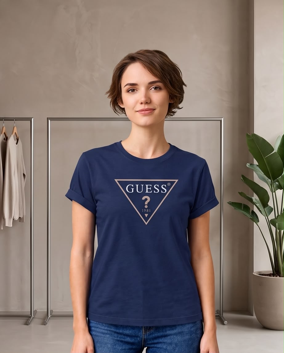 Camiseta Guess Triángulo 1981 Azul Navy, vista frontal