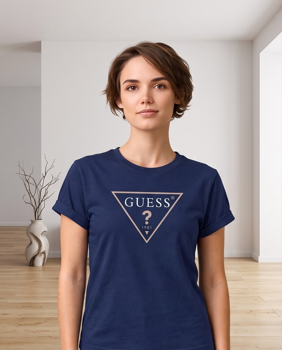 Camiseta Guess Triángulo Azul Navy, modelo de pie