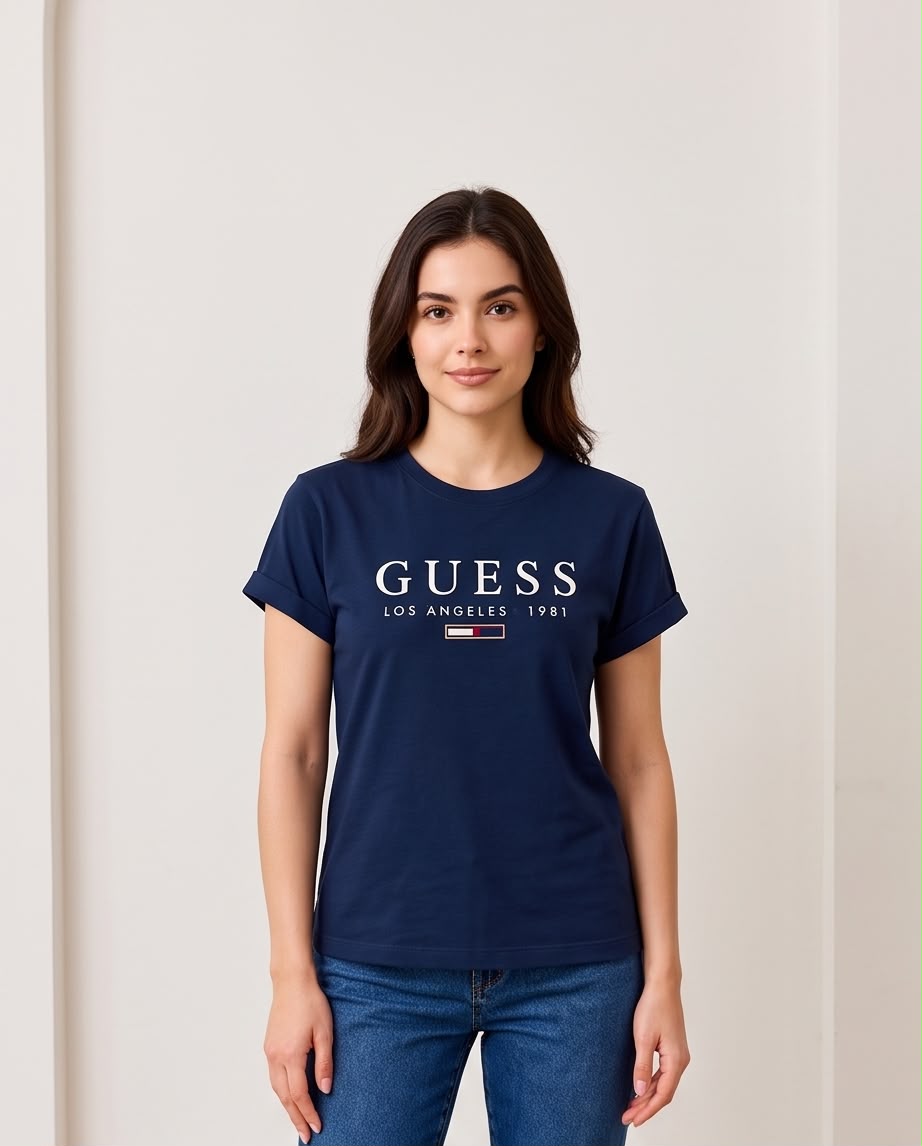 Detalle Guess blanco y emblema rectangular tricolor