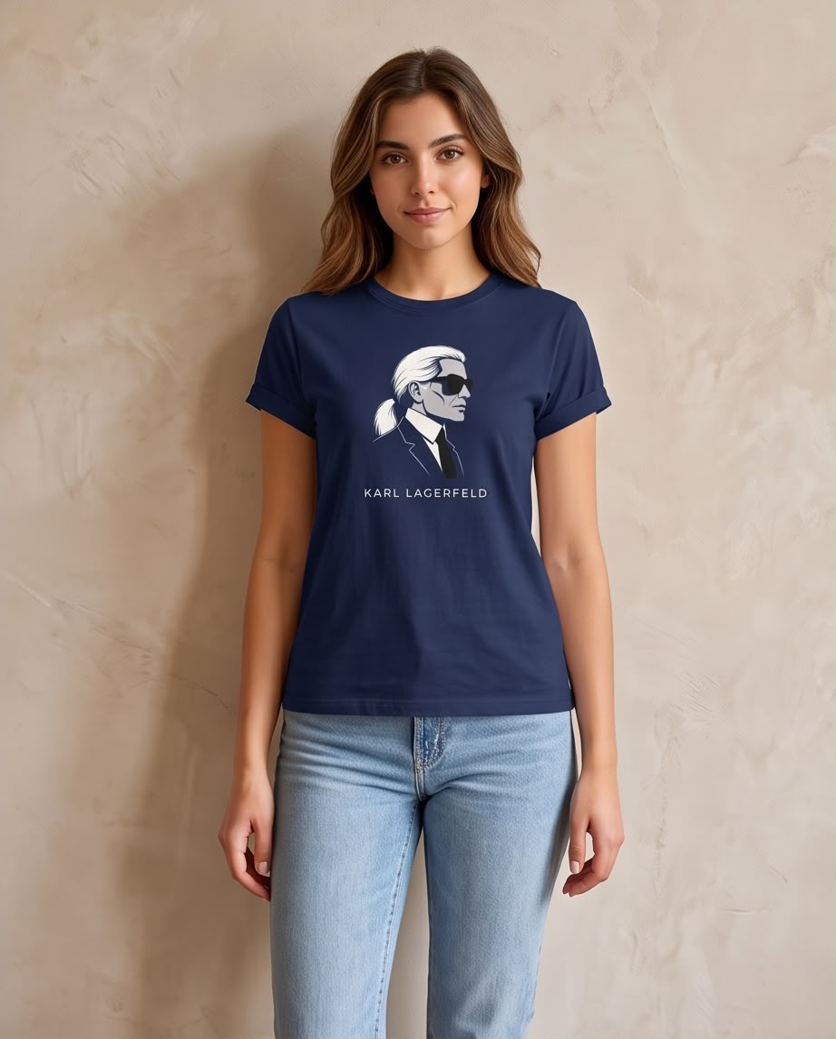 Camiseta Karl Lagerfeld Azul Navy, modelo sentada