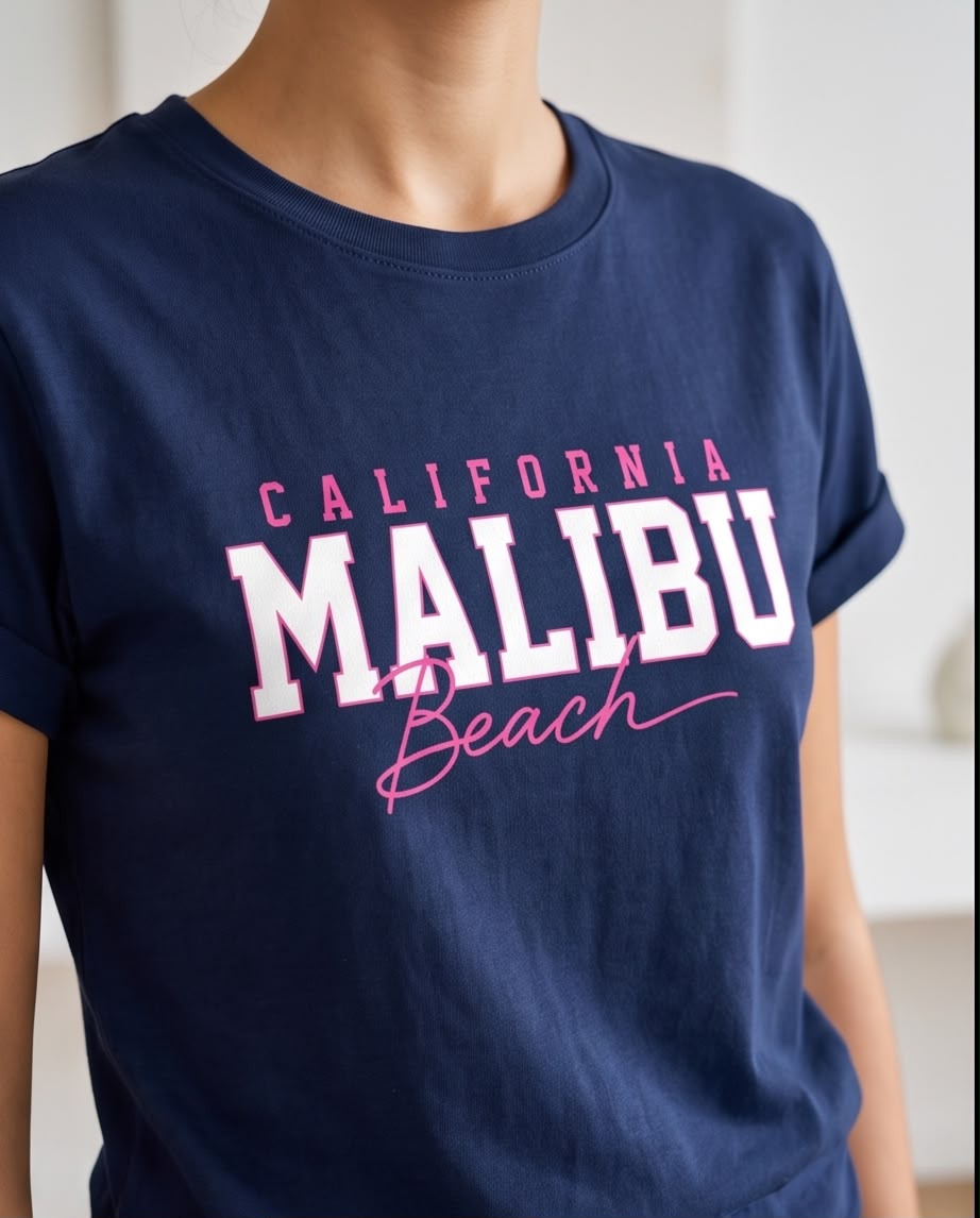 Camiseta California Malibu Azul Navy, modelo sentada