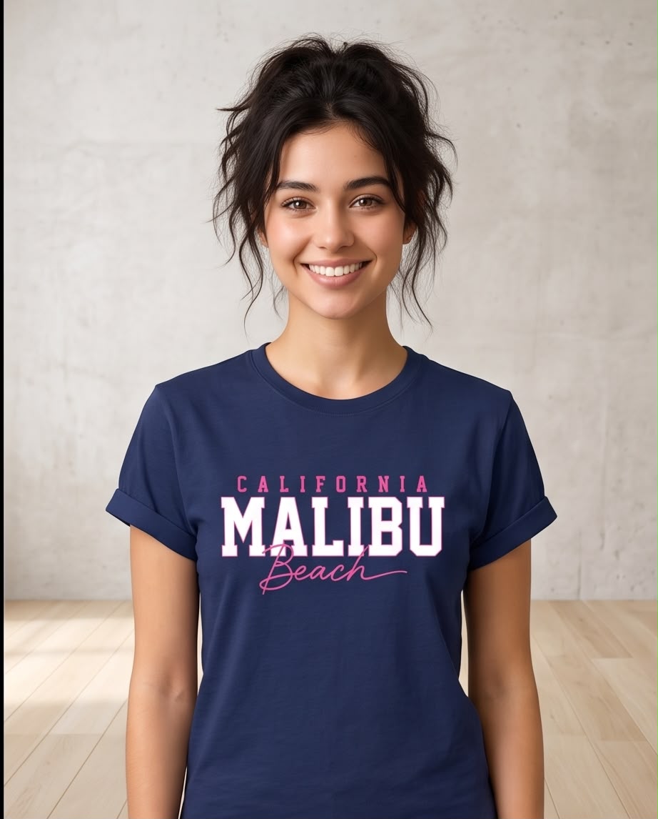Camiseta Malibu Beach Azul Navy combinada con jeans claros