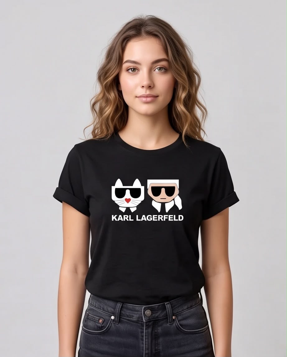 Camiseta Karl Lagerfeld Dúo Negra, modelo sentada