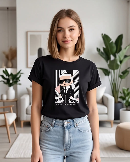 Camiseta Karl Lagerfeld Retrato Geométrico y Dos Gatos Negra, modelo con jeans