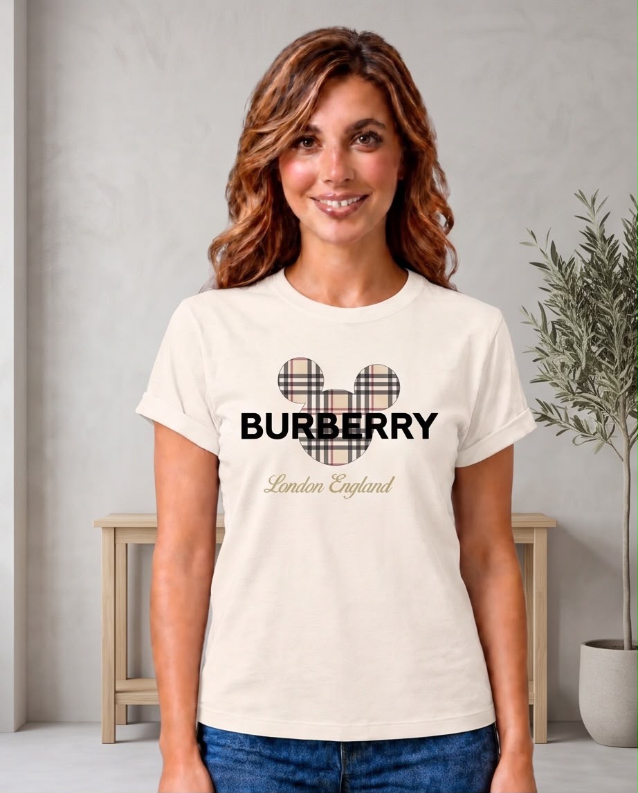 Detalle del estampado de orejas de cuadros y letras Burberry