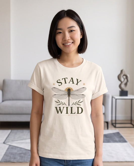 Camiseta Stay Wild Libélula Vainilla, modelo sentada