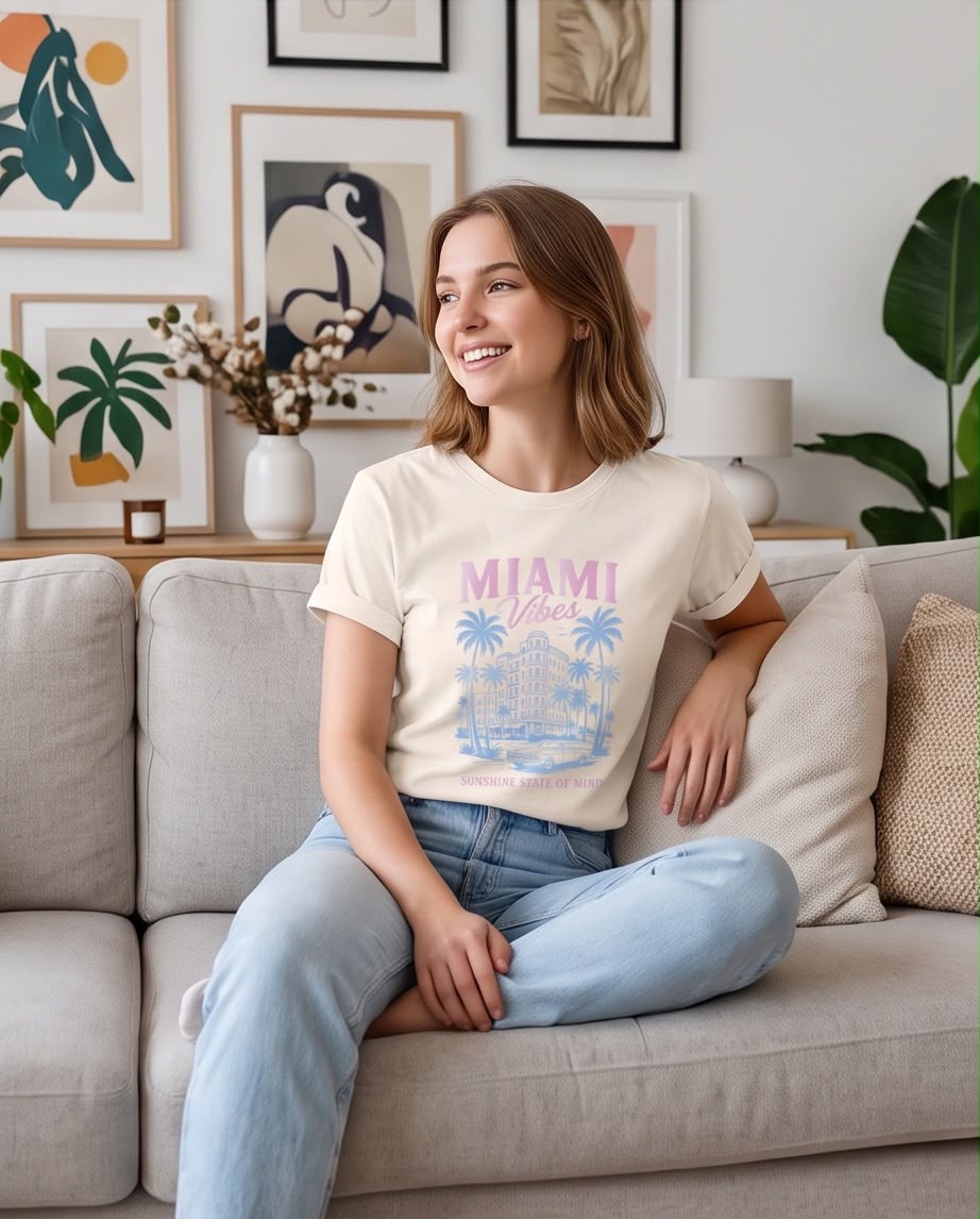 Camiseta Mujer Miami Vibes Palmeras y Auto Vainilla, vista frontal