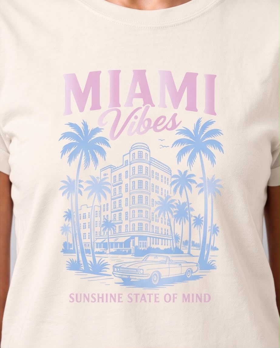 Detalle de estampado Miami Vibes con palmeras, edificio y auto