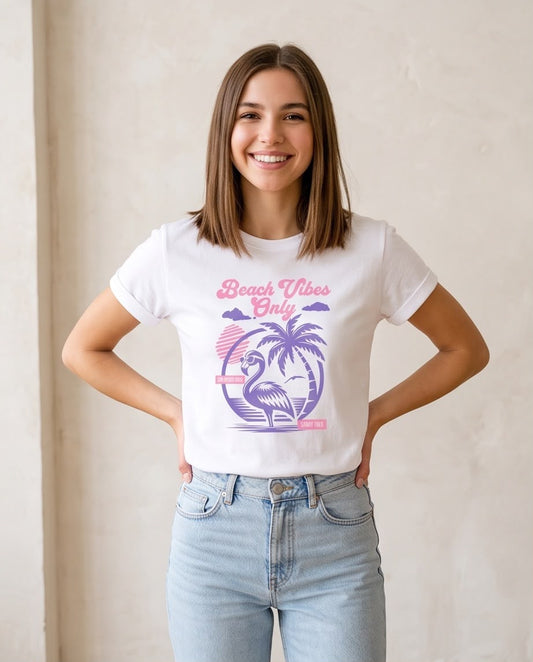 Camiseta Beach Vibes Only blanca, vista sentada