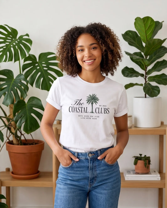 Camiseta The Coastal Clubs blanca, vista sentada