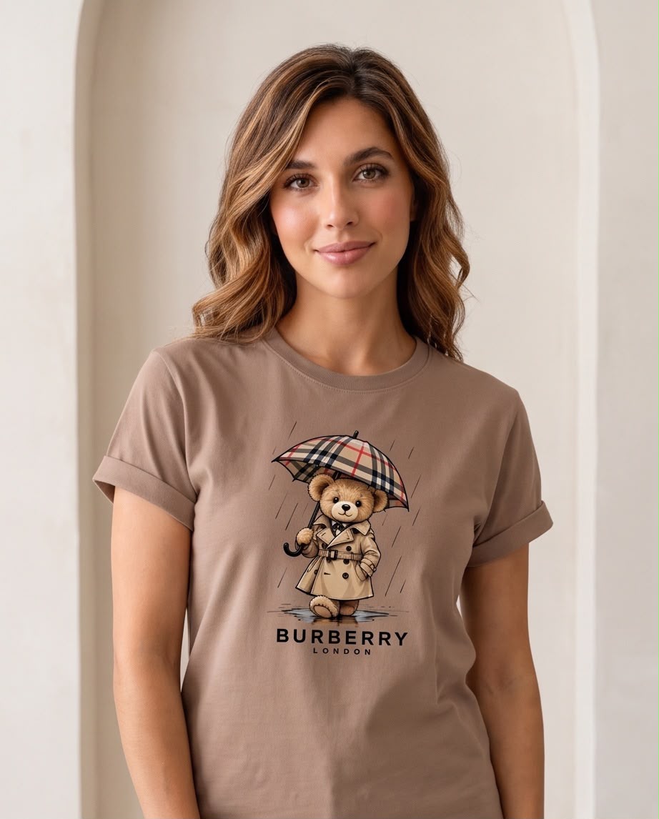 Camiseta Camel con oso y paraguas combinada con jeans