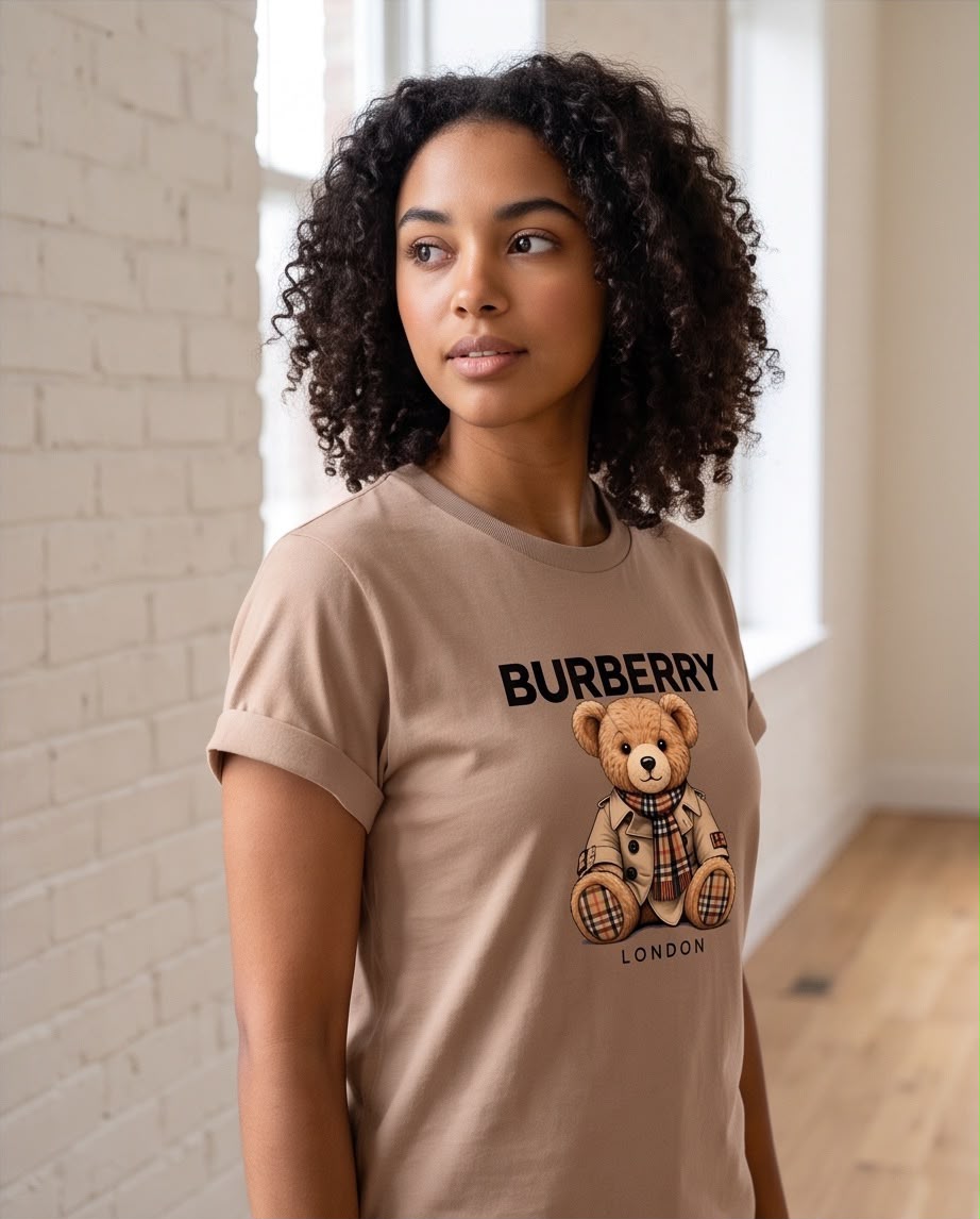 Camiseta Camel con oso Burberry combinada con jeans
