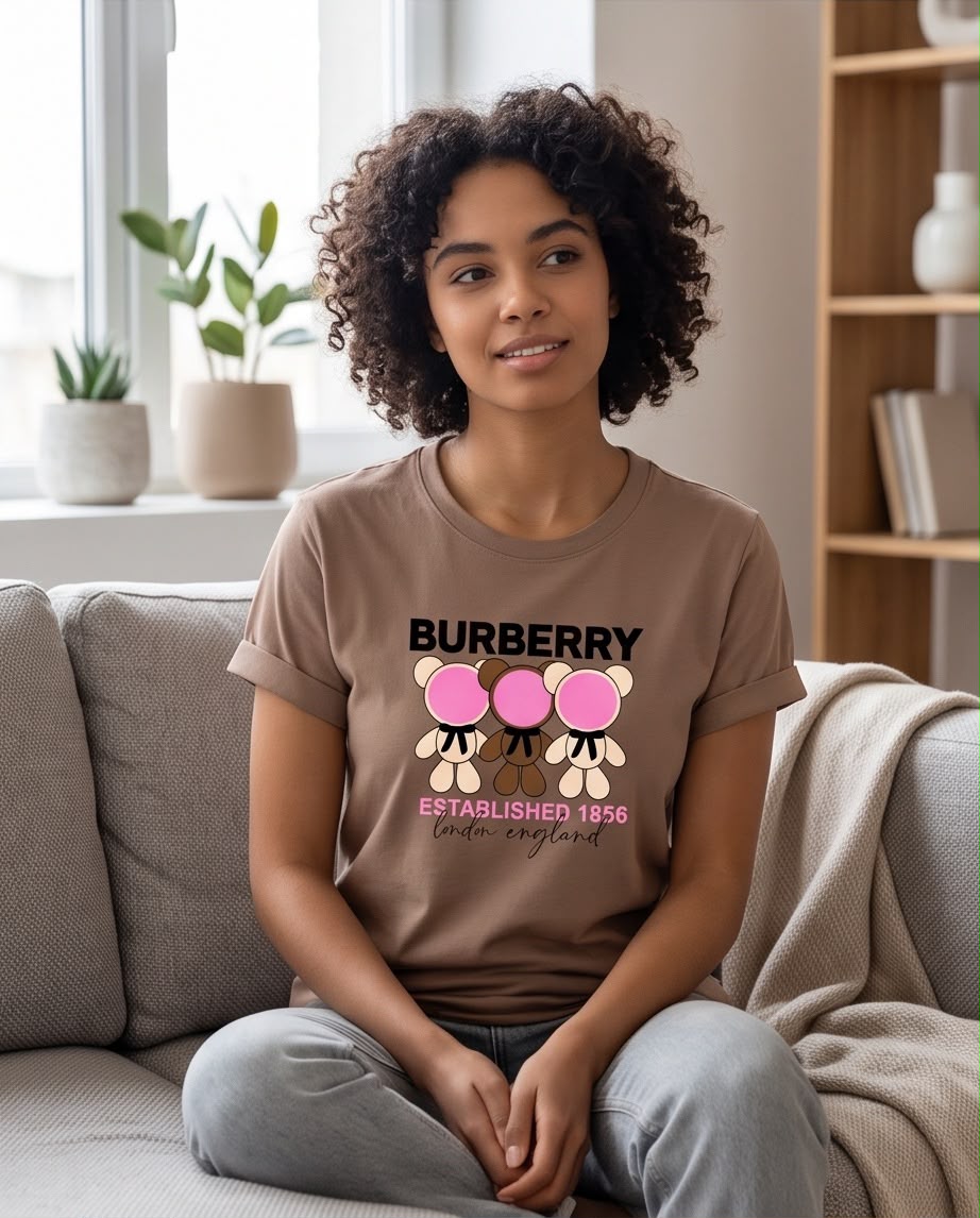 Camiseta taupe Burberry tres osos rosados combinada con jeans